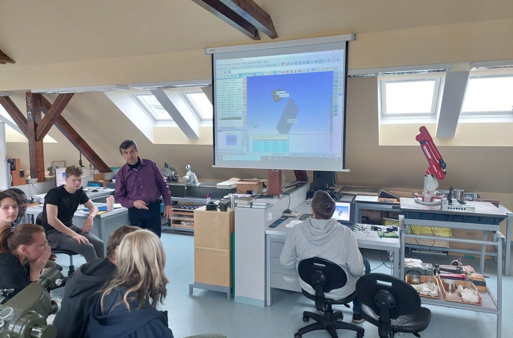 Strojniki na tečaju meroslovja in CNC-programiranja
